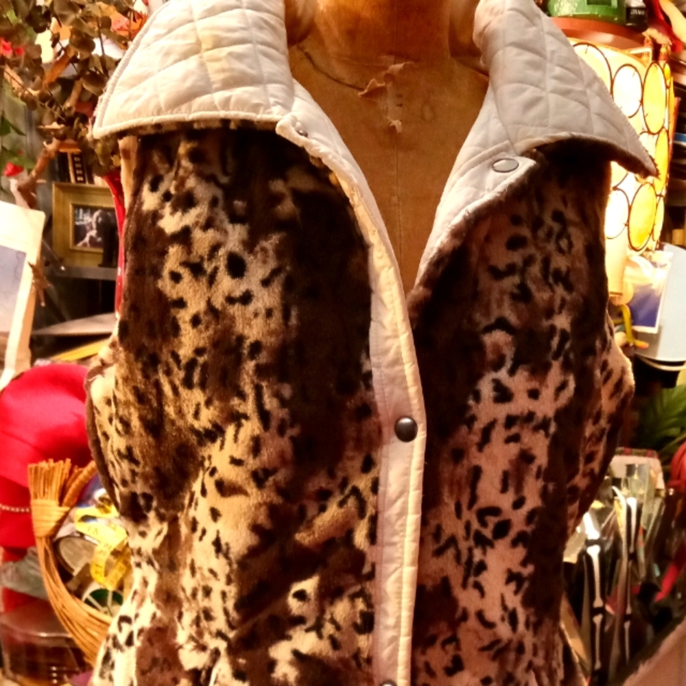 Reversible quilted vest White/faux fur cheetah large